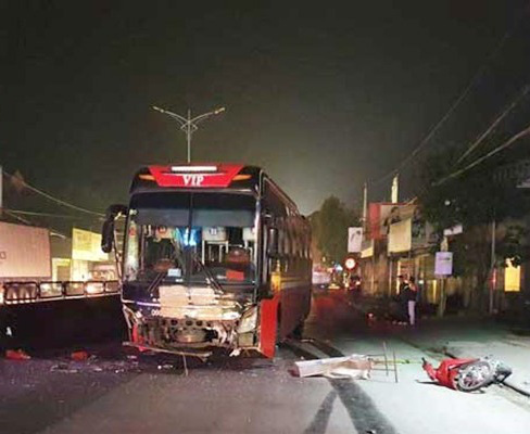 Xe khách giường nằm tông xe máy "kẹp" 3, 1 thanh niên tử vong, 2 người nguy kịch