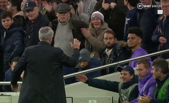 Mourinho tri ân cậu bé nhặt bóng trong chiến thắng ở Champions League