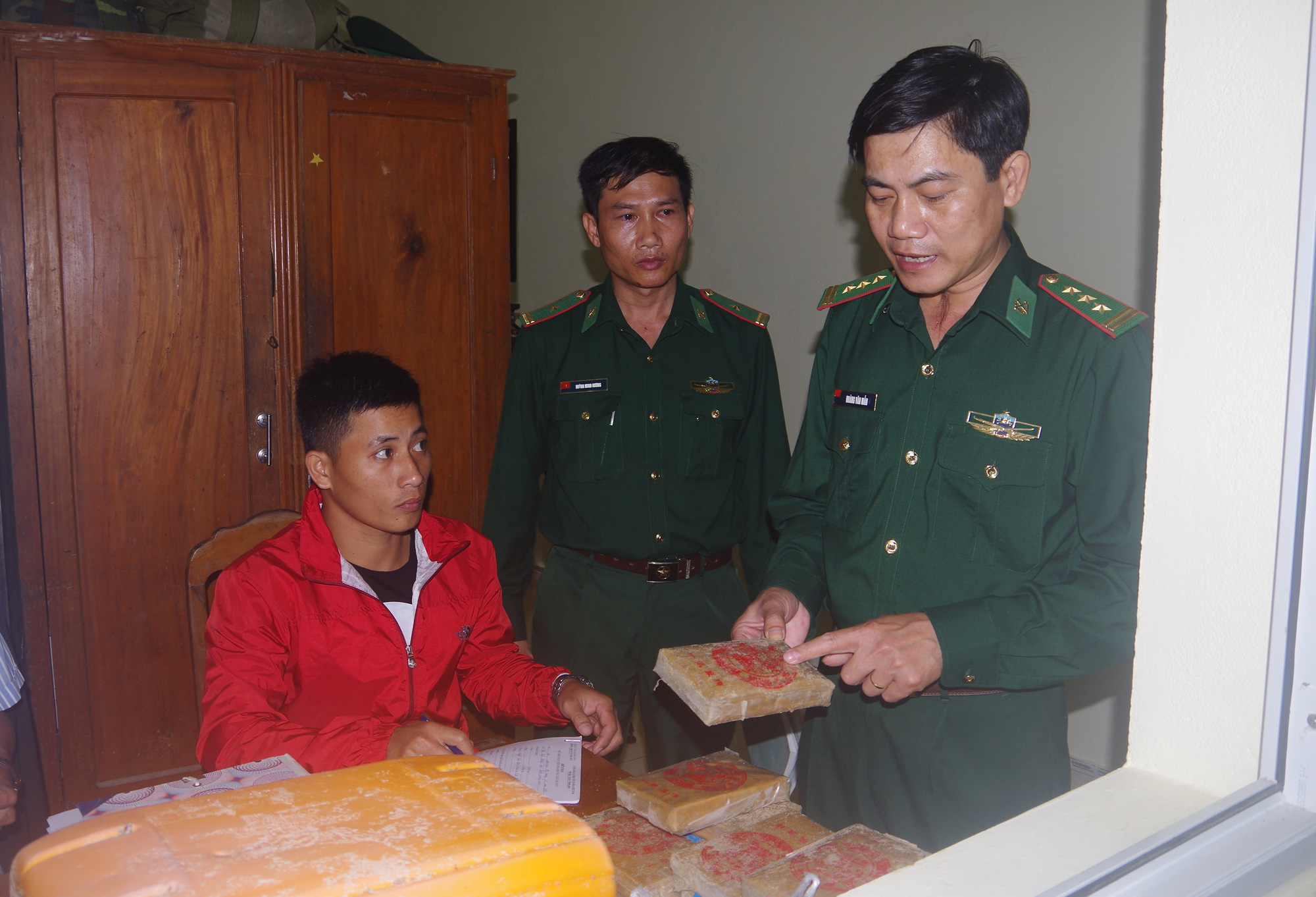 N&Oacute;NG: H&agrave;ng chục b&aacute;nh heroin c&oacute; chữ Trung Quốc tr&ocirc;i v&agrave;o biển Quảng Nam - Ảnh 9.