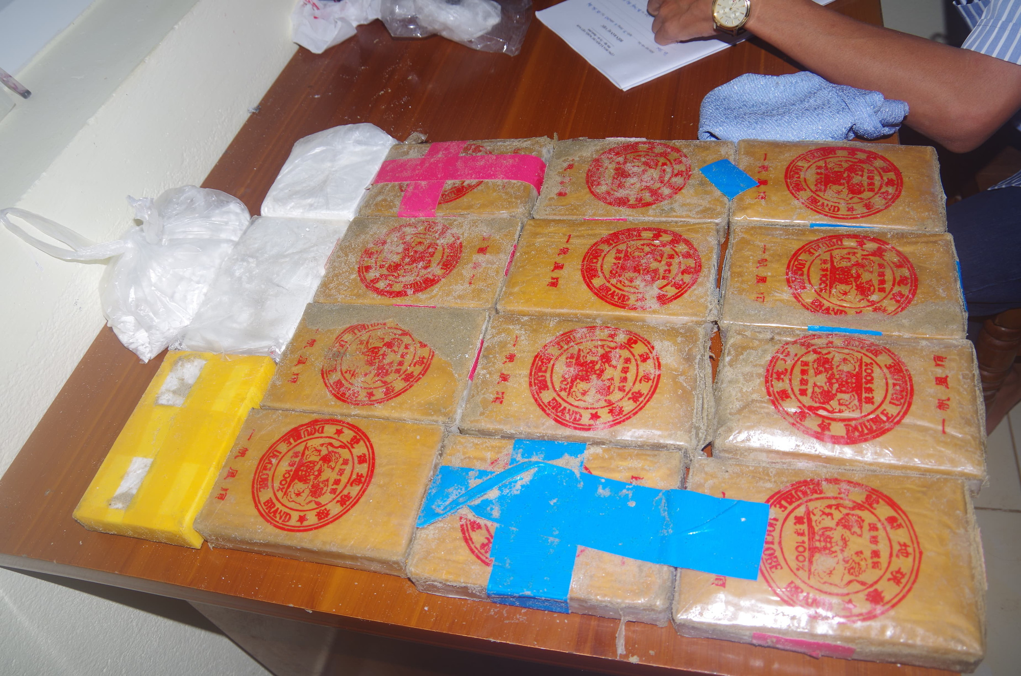 N&Oacute;NG: H&agrave;ng chục b&aacute;nh heroin c&oacute; chữ Trung Quốc tr&ocirc;i v&agrave;o biển Quảng Nam - Ảnh 7.