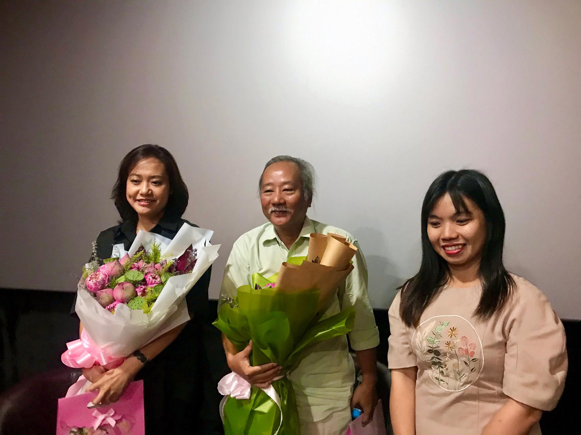 Diễn viên Hồng Ánh bồi hồi gặp lại đạo diễn Nguyễn Vinh Sơn