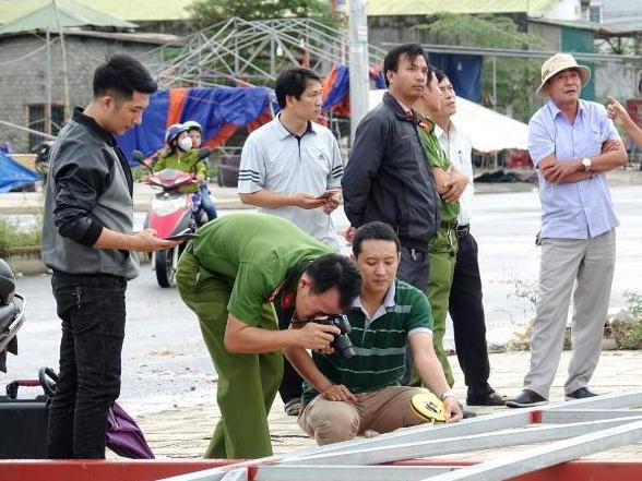Dựng xà gồ thi công, 11 người bị điện giật thương vong