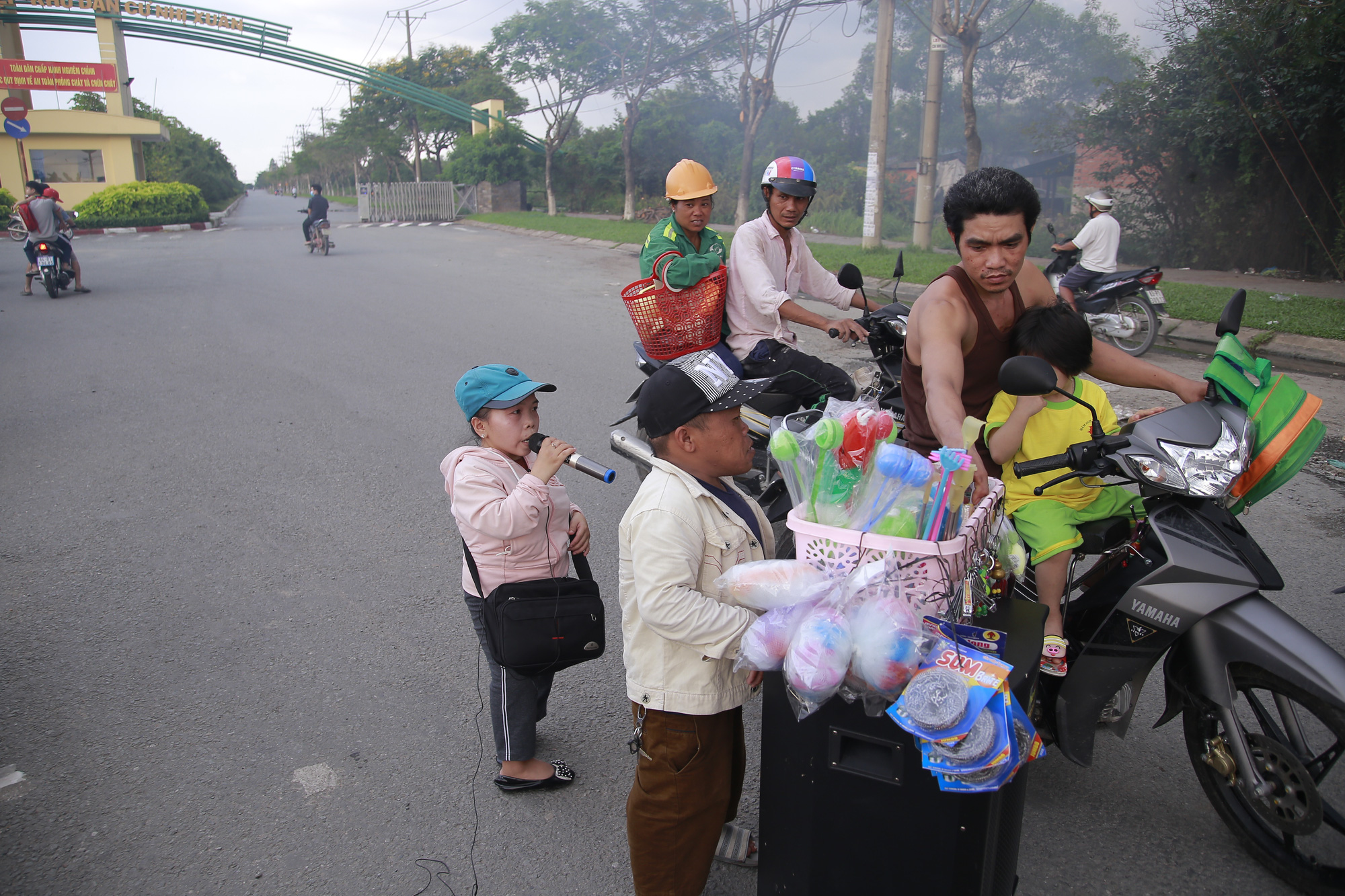 Xúc động với nghị lực của Mẹ Tí Hon - Ảnh 8.