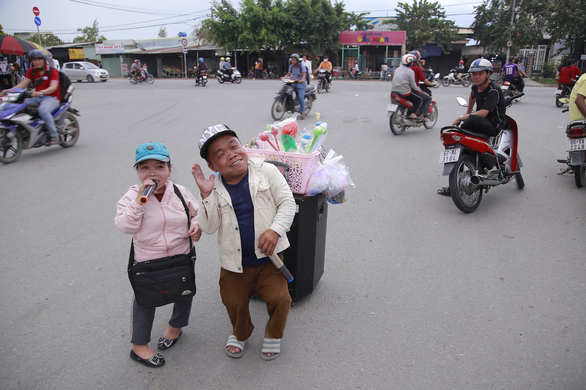 Xúc động với nghị lực của Mẹ Tí Hon