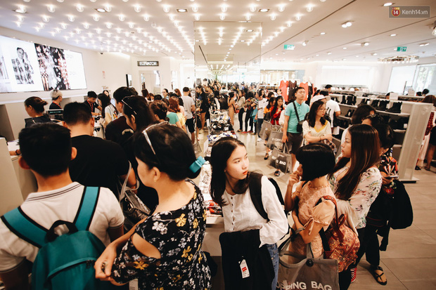 "Giận tím người" với chiêu thổi giá lên cao rồi giảm sốc 50% - 70% dịp Black Friday