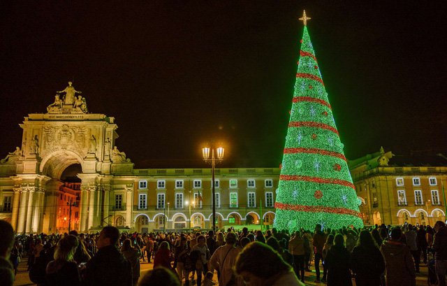 Cho&aacute;ng ngợp những c&acirc;y th&ocirc;ng Noel lung linh tr&ecirc;n khắp thế giới - Ảnh 1.