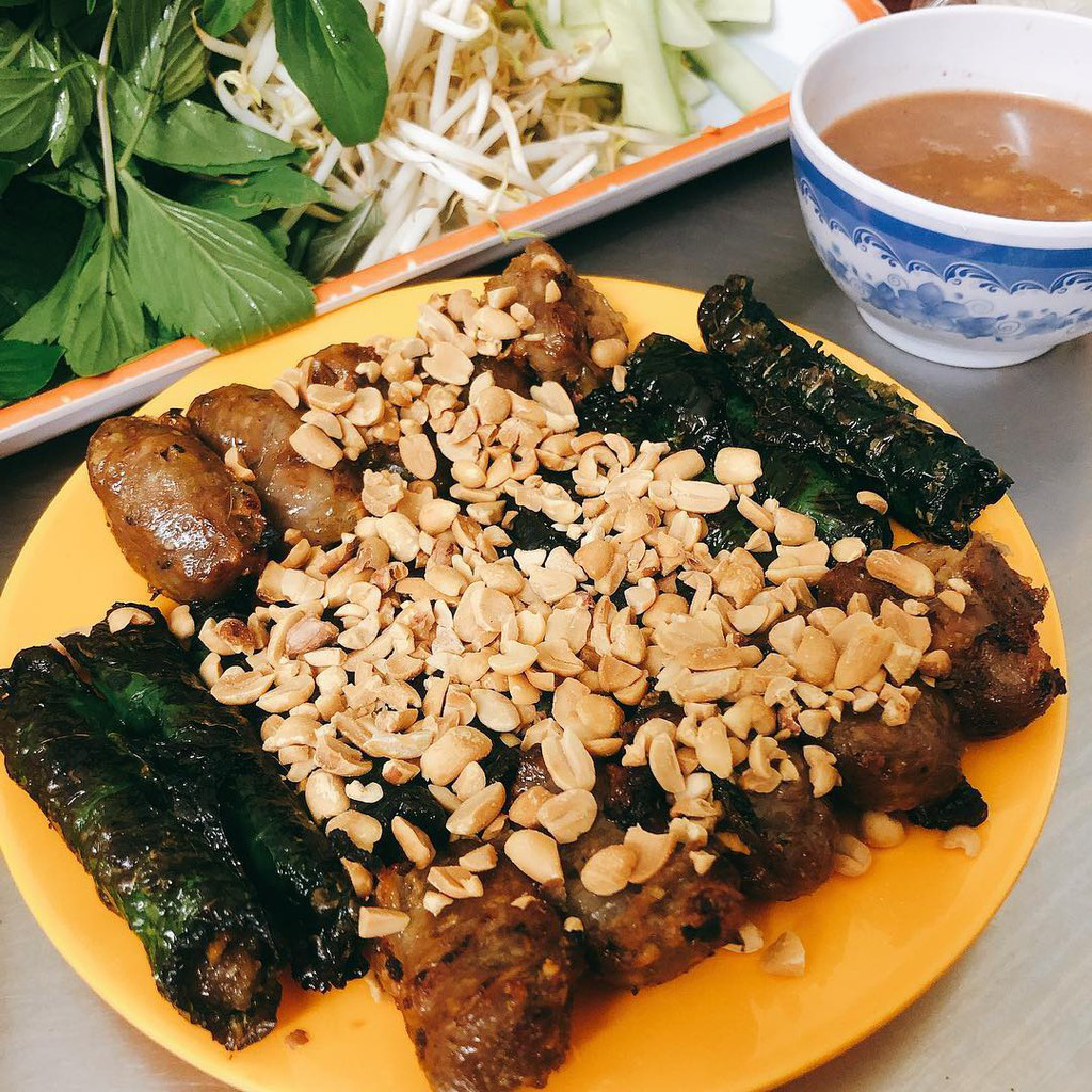 Những khu phố ẩm thực thu hút giới trẻ ở TP HCM