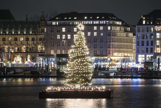 Cho&aacute;ng ngợp những c&acirc;y th&ocirc;ng Noel lung linh tr&ecirc;n khắp thế giới - Ảnh 3.