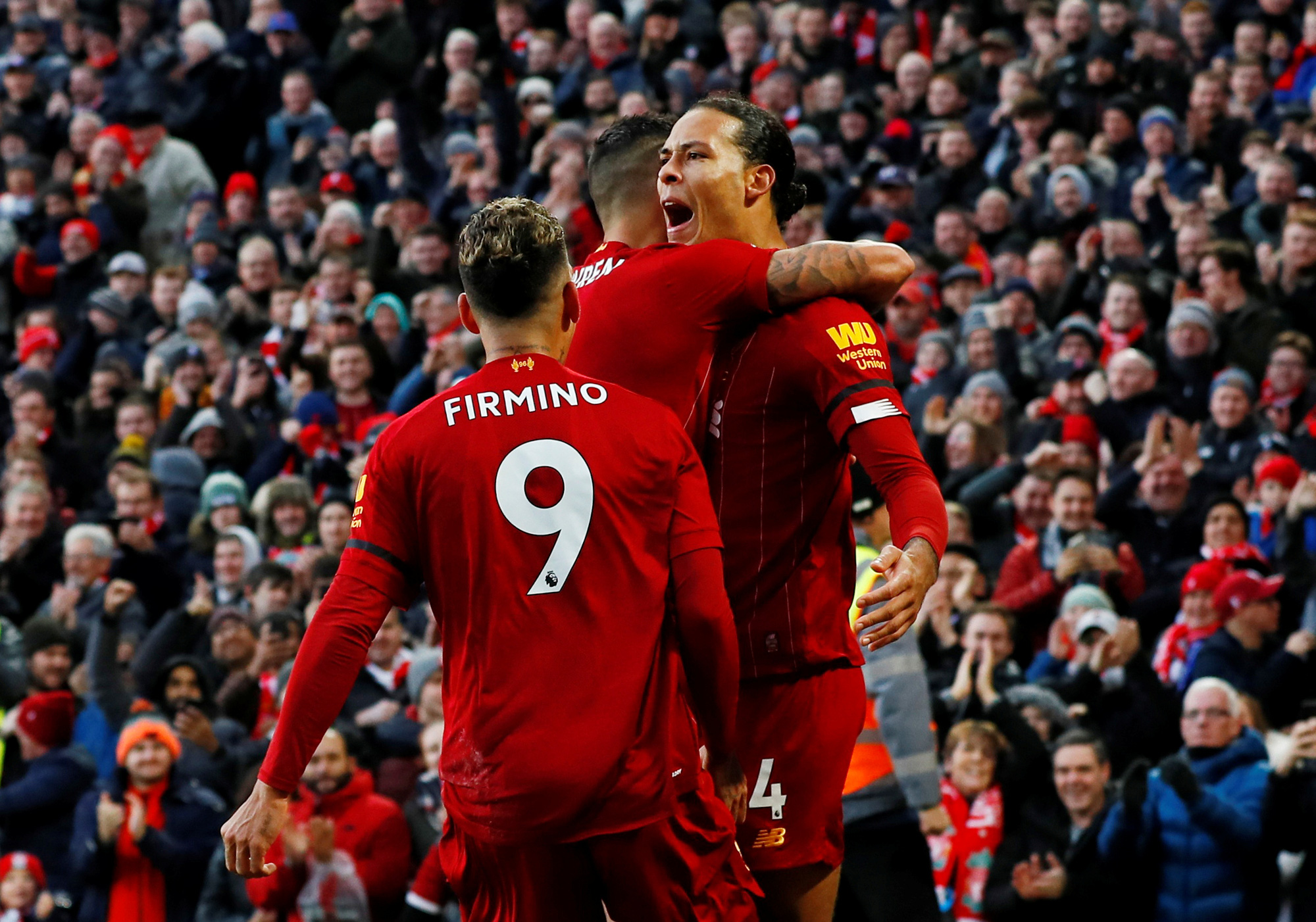 Van Dijk lập cú đúp, Liverpool nối dài kỷ lục không tưởng