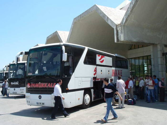 Xe buýt lao vào trạm, tài xế nhảy xuống đâm chém tán loạn