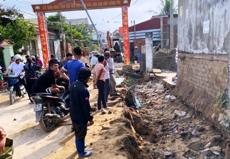 Máy múc đào mương thoát nước làm sập tường, 2 người thương vong