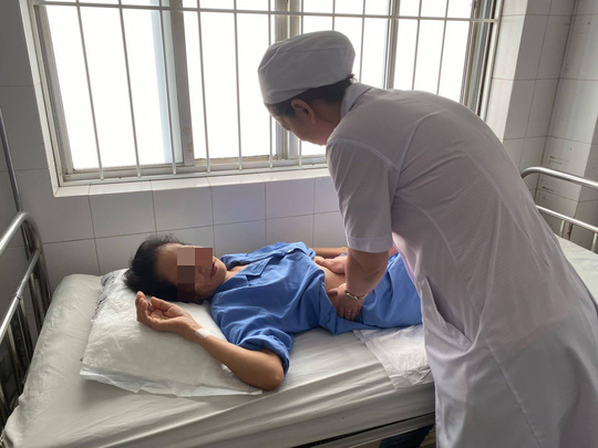 5 phút cứu sống bệnh nhân nôn 1 lít máu đỏ tươi bằng kỹ thuật mới