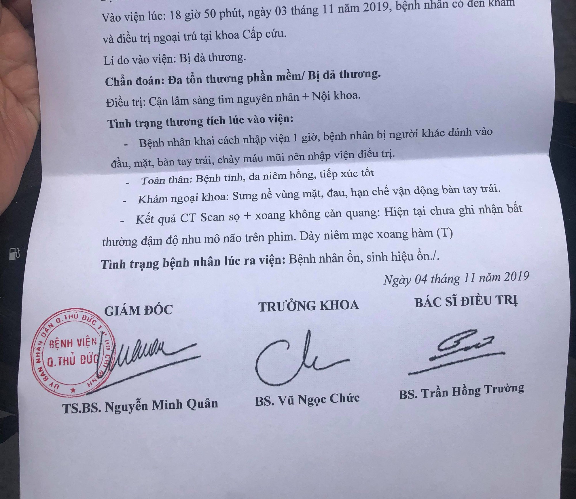 TP HCM: Dừng xe trước nh&agrave; m&igrave;nh,1 ph&oacute;ng vi&ecirc;n bất ngờ bị h&agrave;nh hung - Ảnh 2.