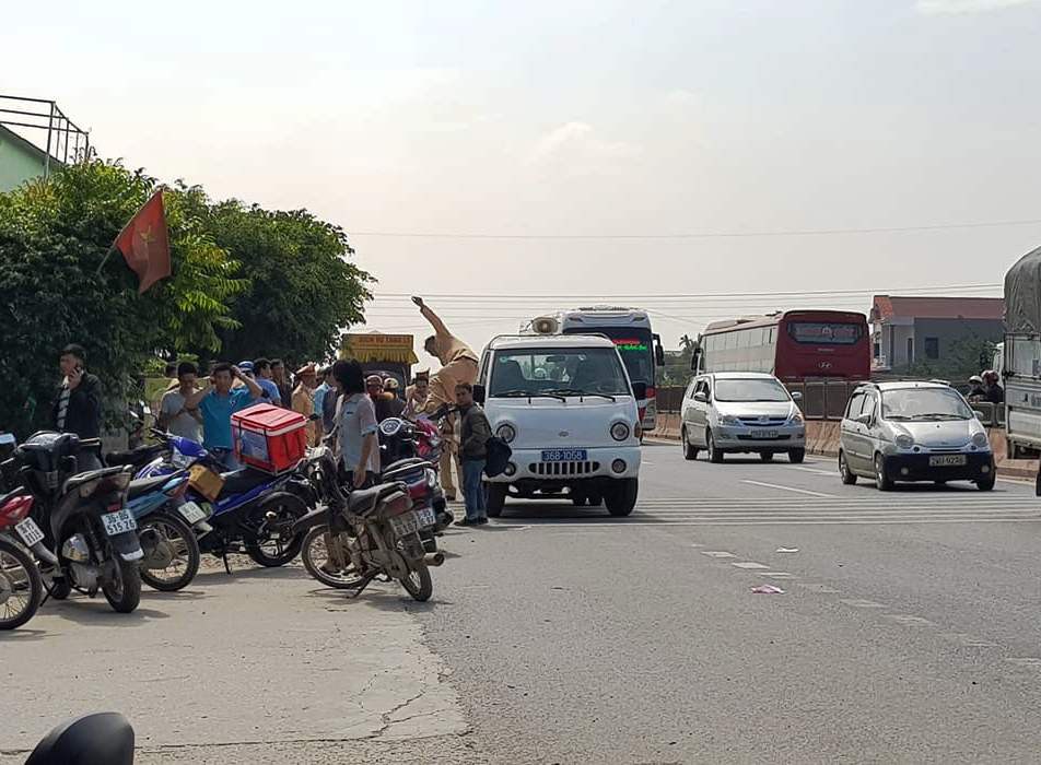 Xe "hổ vồ" cán chết nữ sinh đi bê tráp đám cưới