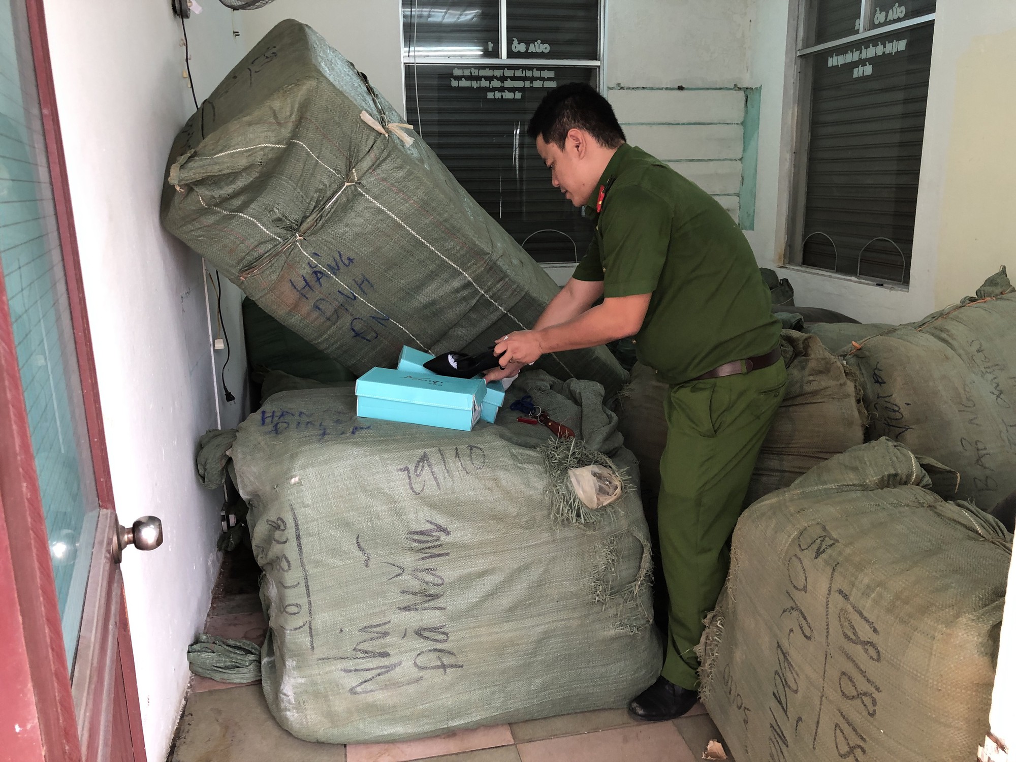 Tạm giữ 8 tấn h&agrave;ng nhập lậu để b&aacute;n Tết tại ga đ&agrave; Nẵng - Ảnh 1.