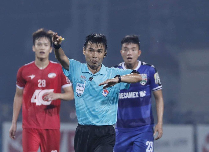 Tổng kết V-League 2019: Không có VAR, loạn trọng tài