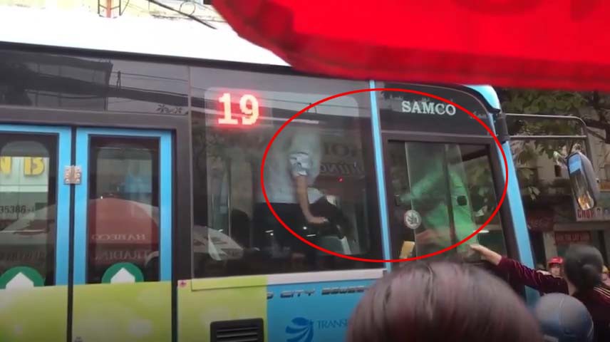 Hai tài xế xe buýt và Grab chốt cửa, ẩu đả ngay trên xe sau va chạm giao thông
