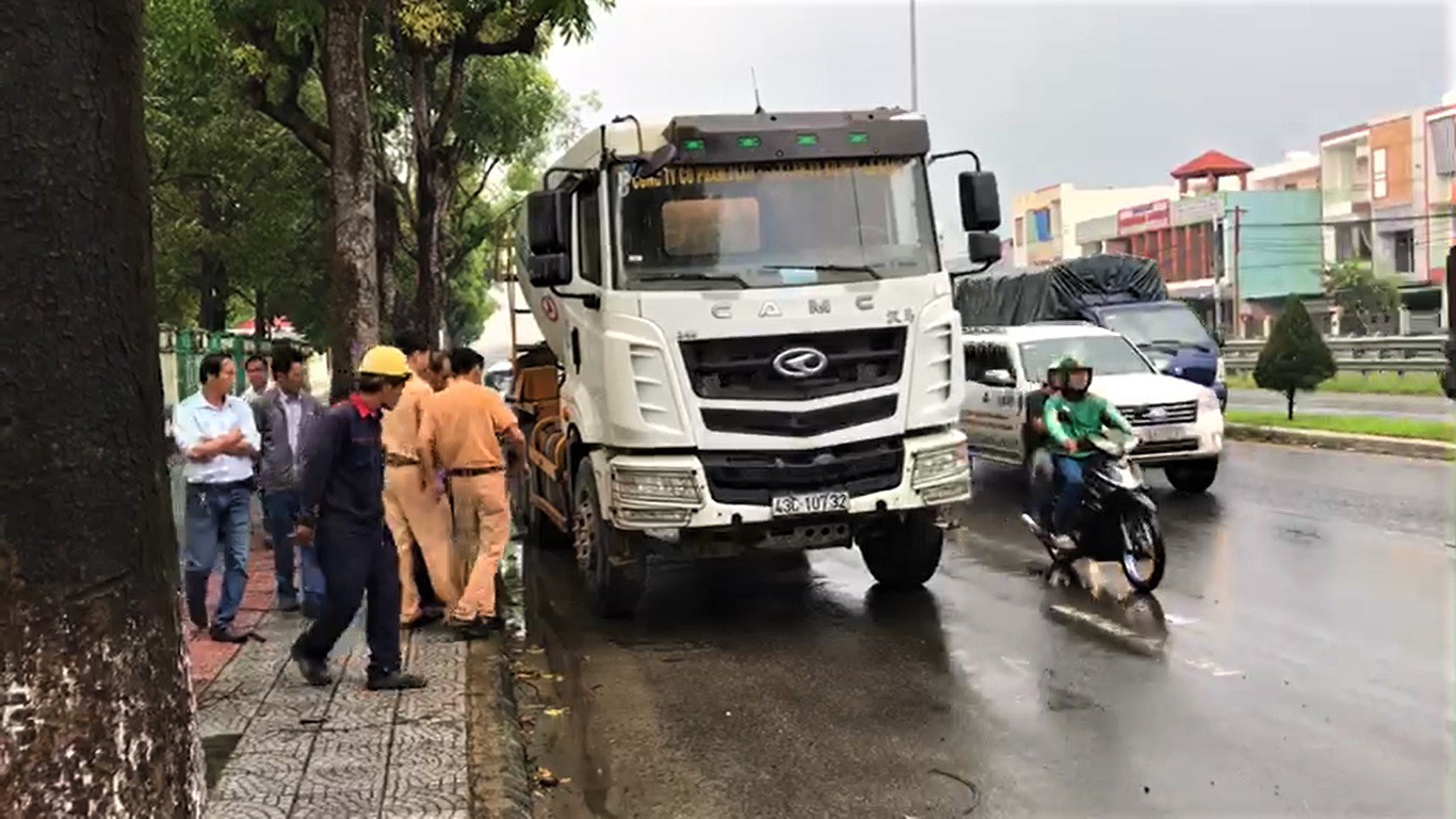 Va chạm với xe bồn, 2 phụ nữ thương vong - Ảnh 2.