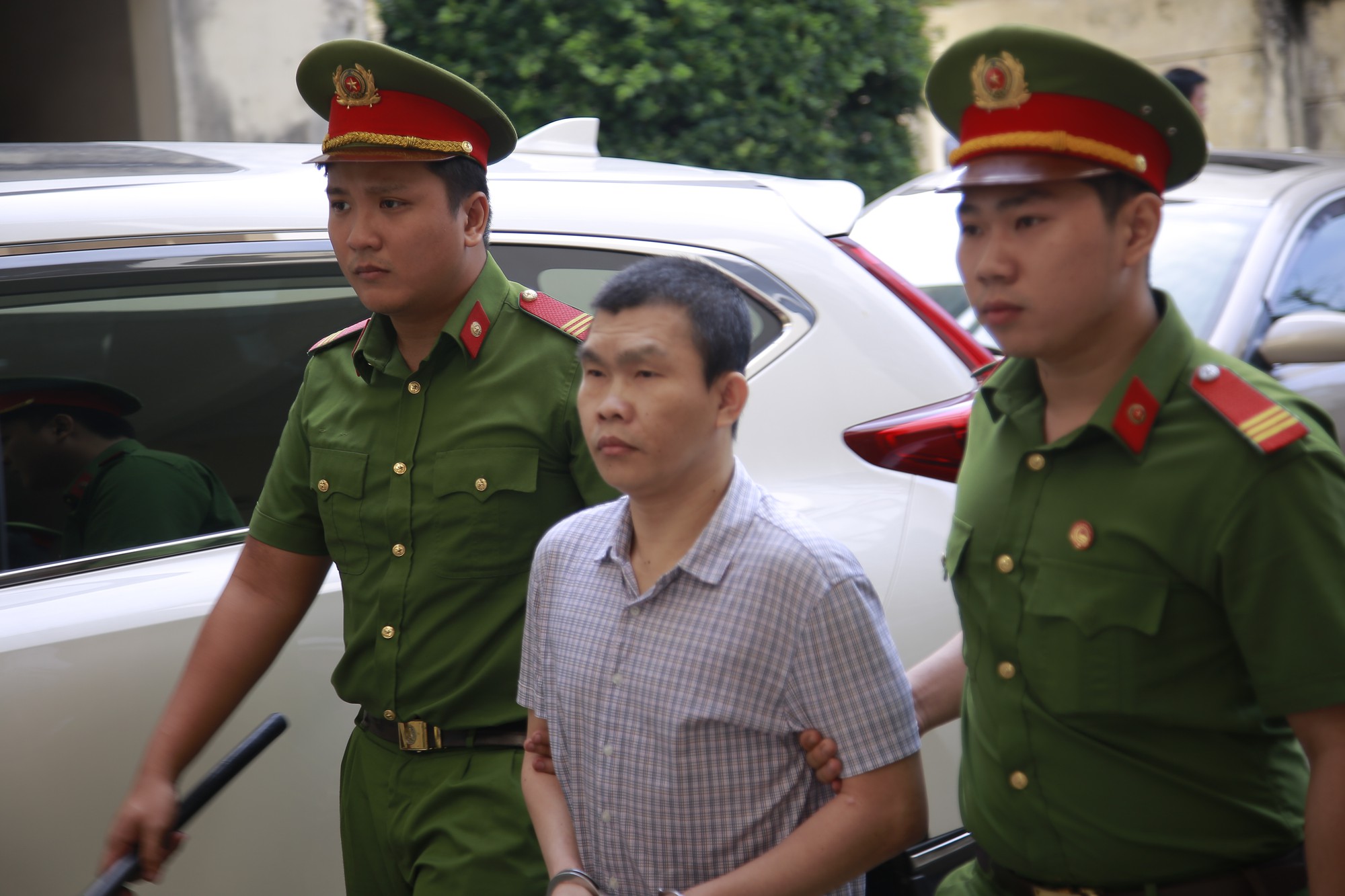 Nguy&ecirc;n B&iacute; thư Thị ủy Bến C&aacute;t nhoẻn cười đến hầu t&ograve;a - Ảnh 3.