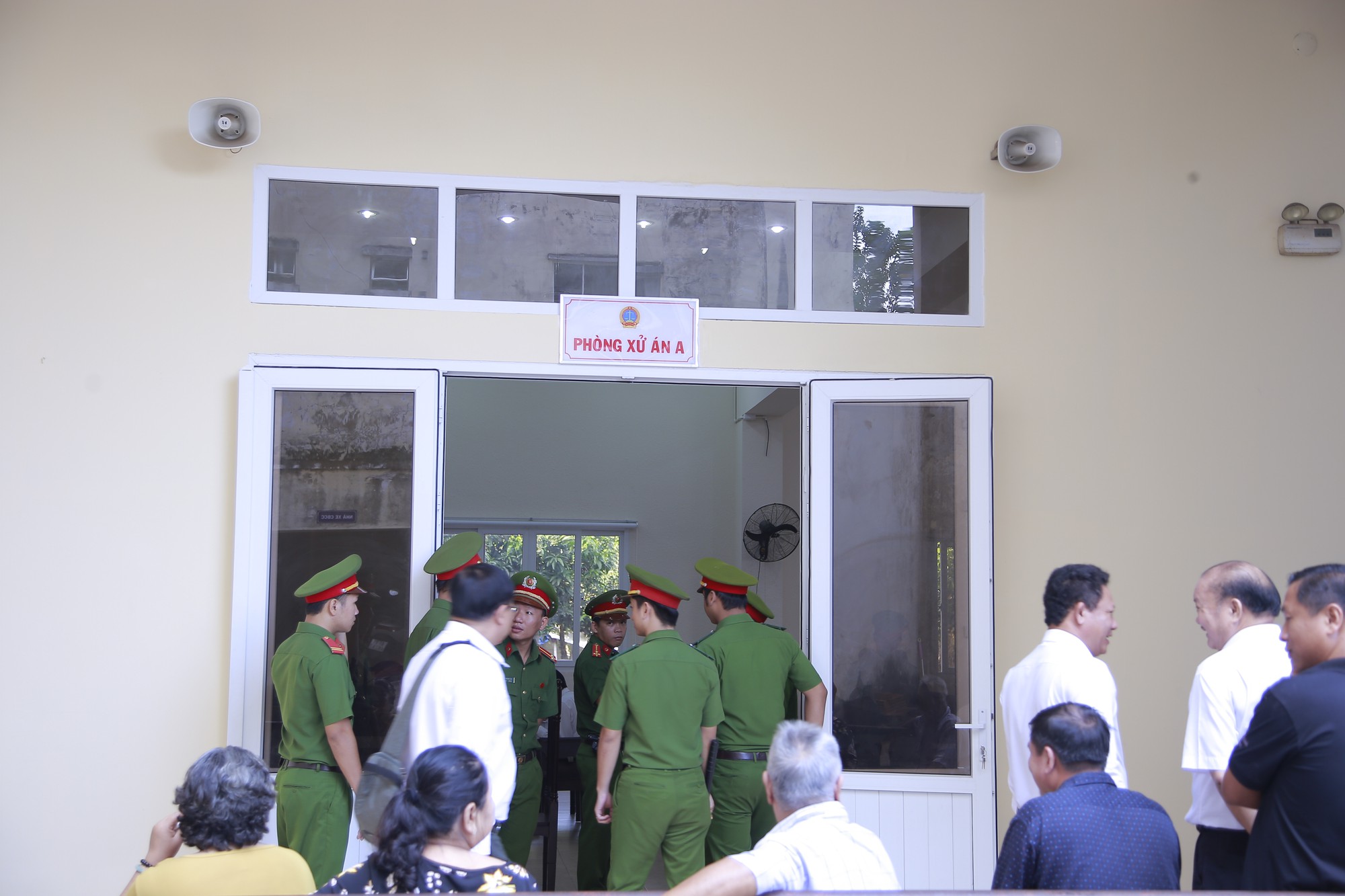 Nguy&ecirc;n B&iacute; thư Thị ủy Bến C&aacute;t nhoẻn cười đến hầu t&ograve;a - Ảnh 4.