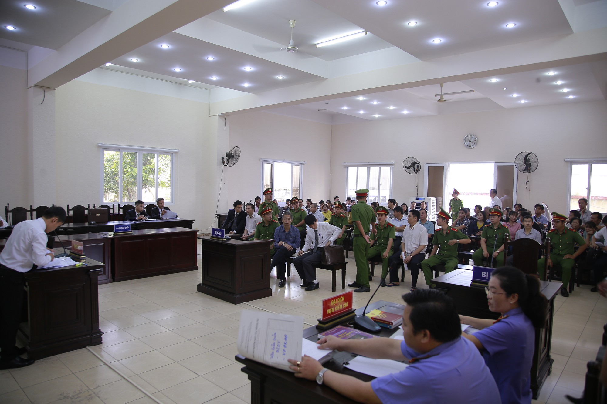 Nguy&ecirc;n B&iacute; thư Thị ủy Bến C&aacute;t nhoẻn cười đến hầu t&ograve;a - Ảnh 5.