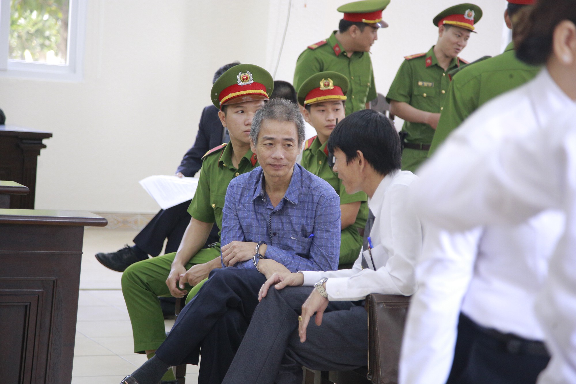 Nguy&ecirc;n B&iacute; thư Thị ủy Bến C&aacute;t nhoẻn cười đến hầu t&ograve;a - Ảnh 6.