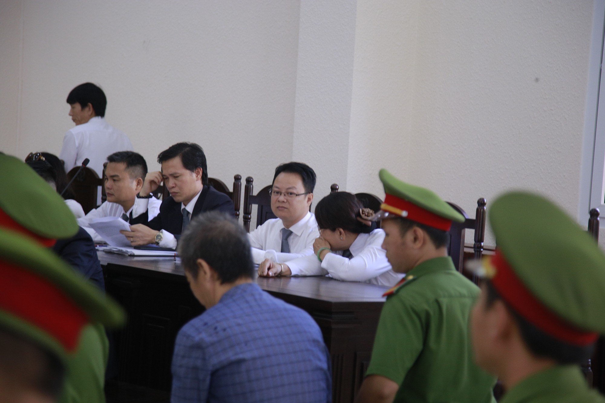 Nguy&ecirc;n B&iacute; thư Thị ủy Bến C&aacute;t nhoẻn cười đến hầu t&ograve;a - Ảnh 7.
