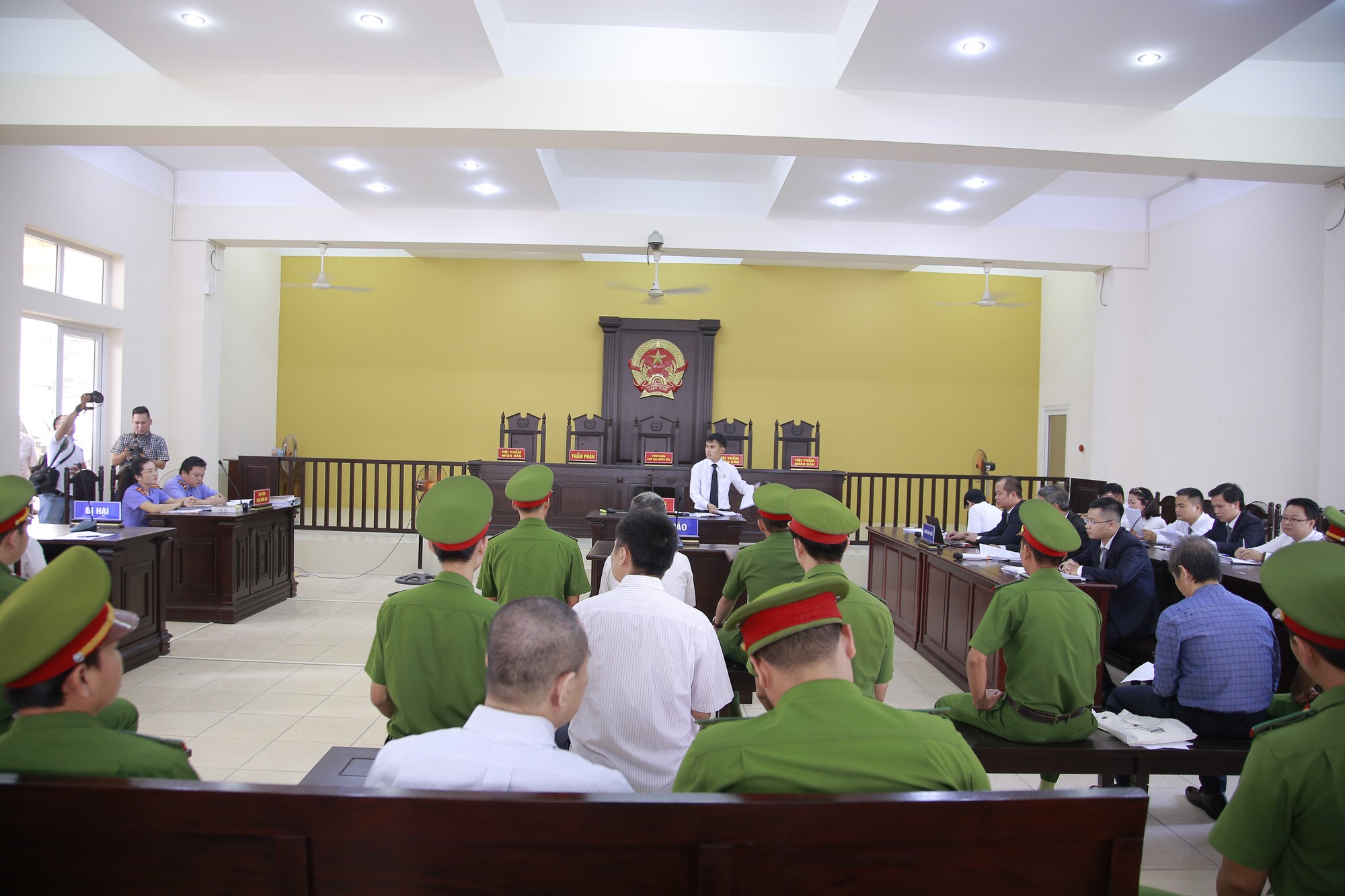Nguy&ecirc;n B&iacute; thư Thị ủy Bến C&aacute;t nhoẻn cười đến hầu t&ograve;a - Ảnh 8.