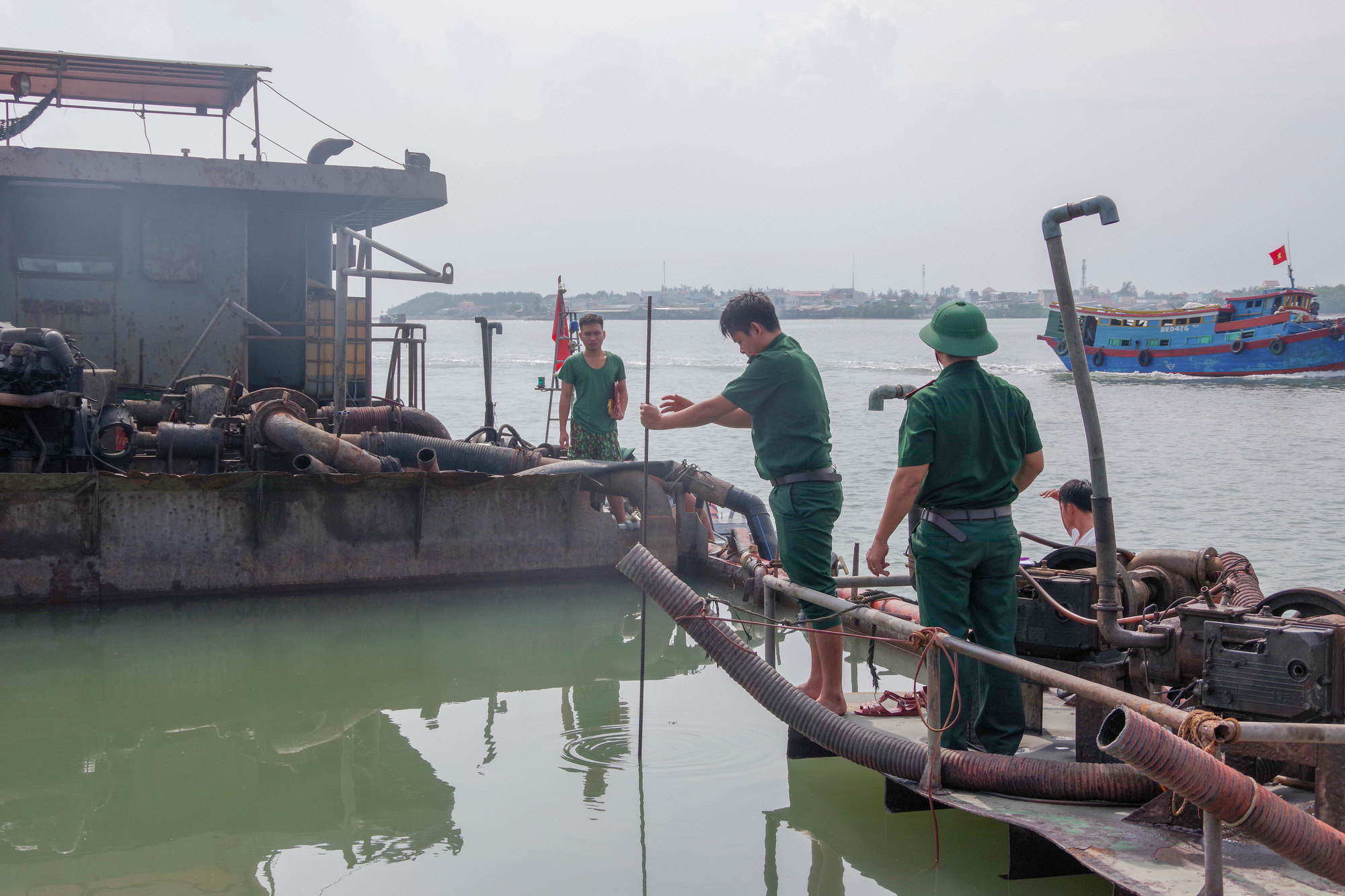TP HCM mạnh tay trị c&aacute;t tặc biển Cầu Giờ v&agrave; v&ugrave;ng gi&aacute;p ranh - Ảnh 2.