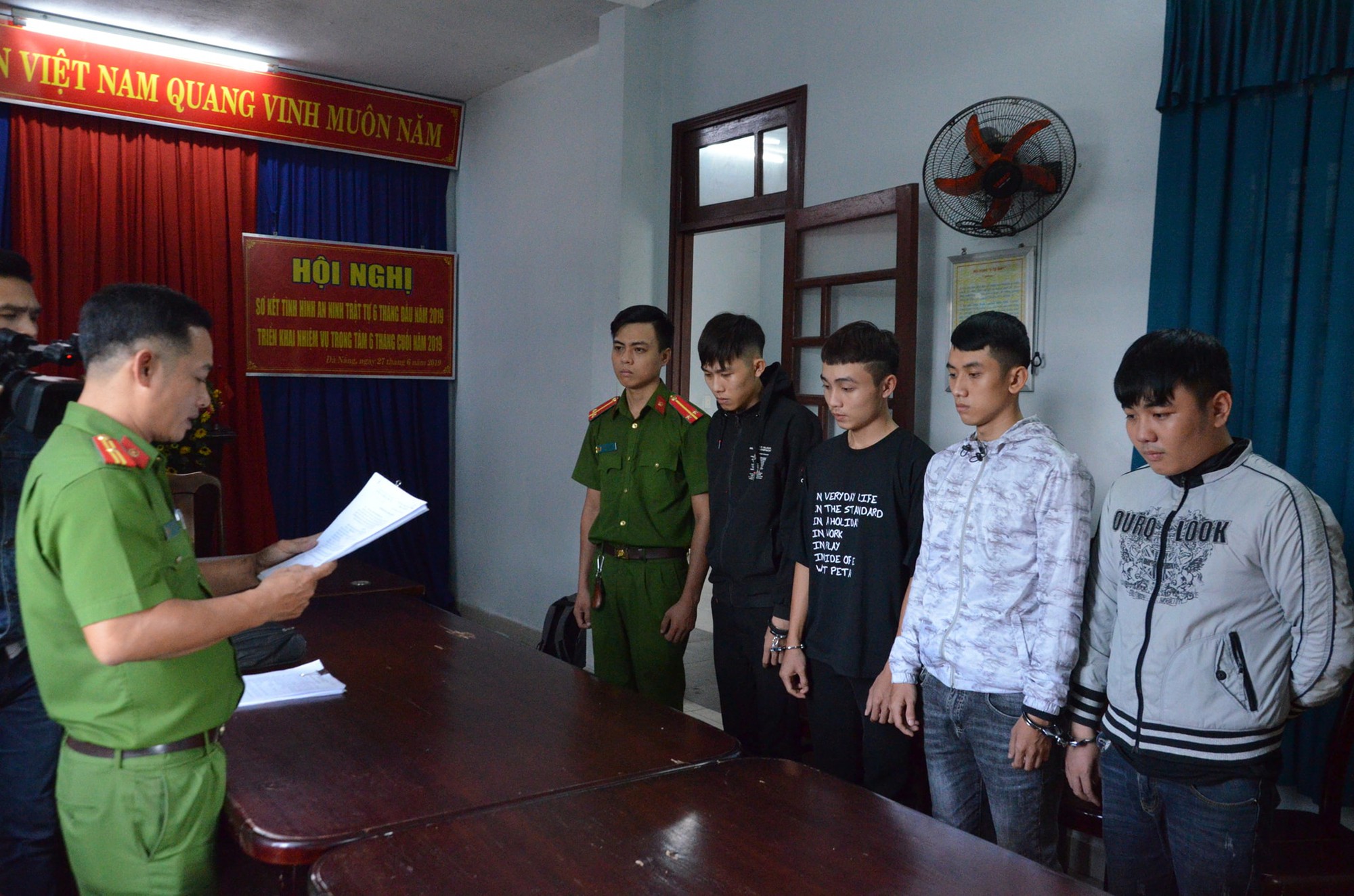 Băng nhóm sinh viên đi cướp, gặp phải 2 công an đang mật phục tuần tra - Ảnh 2.