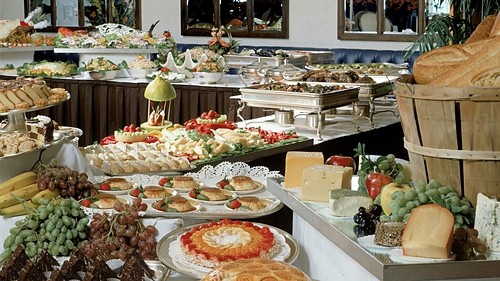 Lý do khách sạn luôn có buffet sáng miễn phí