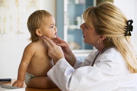 Bé tự nhiên nổi hạch ở cổ