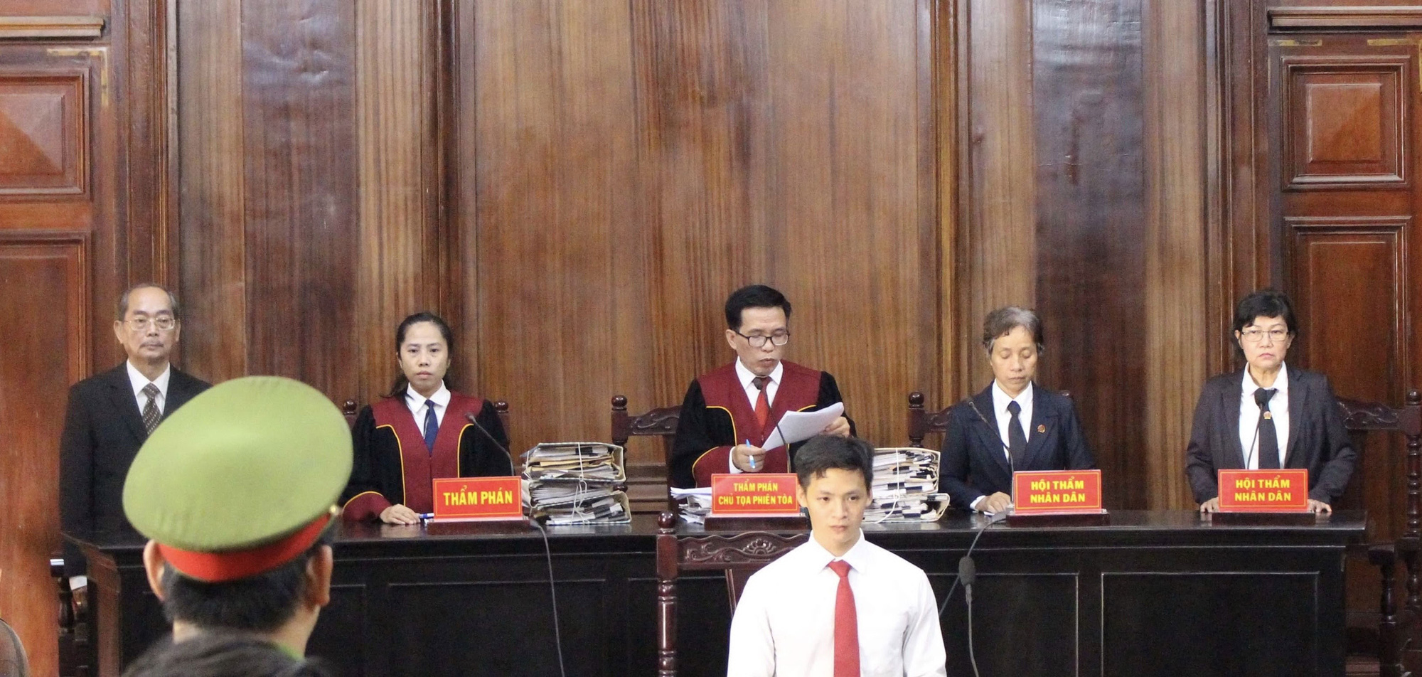 Thẩm phán xin nghỉ việc vì quá tải