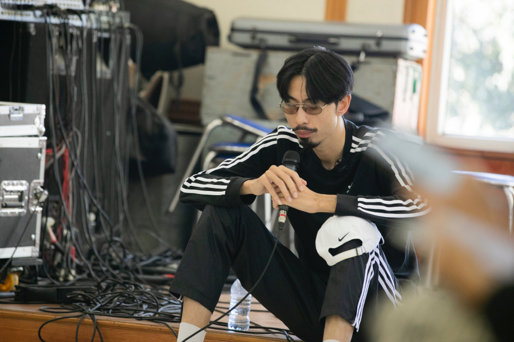 Đen V&acirc;u nằm vật ra s&agrave;n tập cho liveshow đầu tay c&ugrave;ng ban nhạc - Ảnh 3.