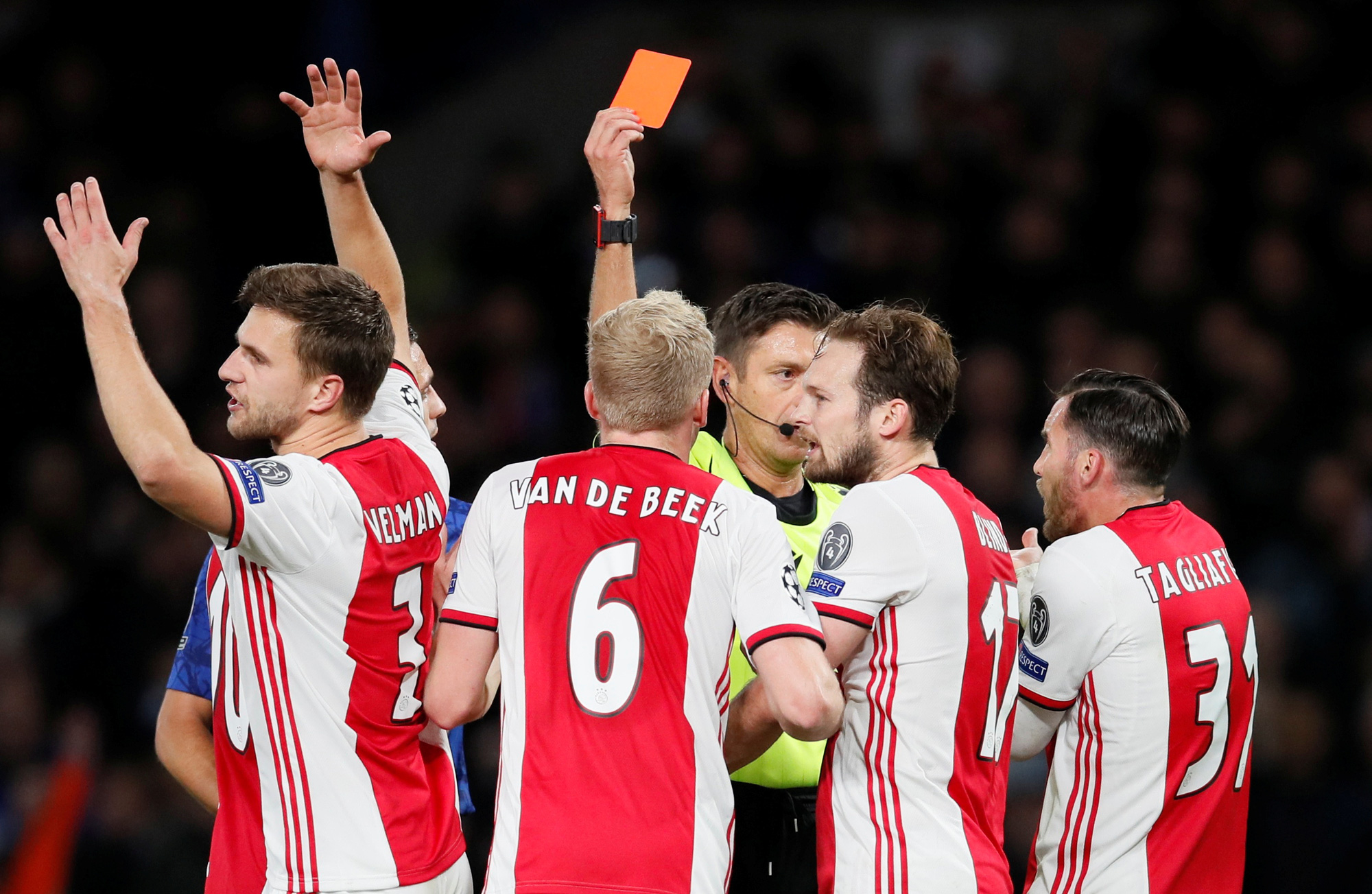 Trọng t&agrave;i xuống tay 2 thẻ đỏ, Chelsea cầm h&ograve;a Ajax 8 b&agrave;n thắng - Ảnh 4.