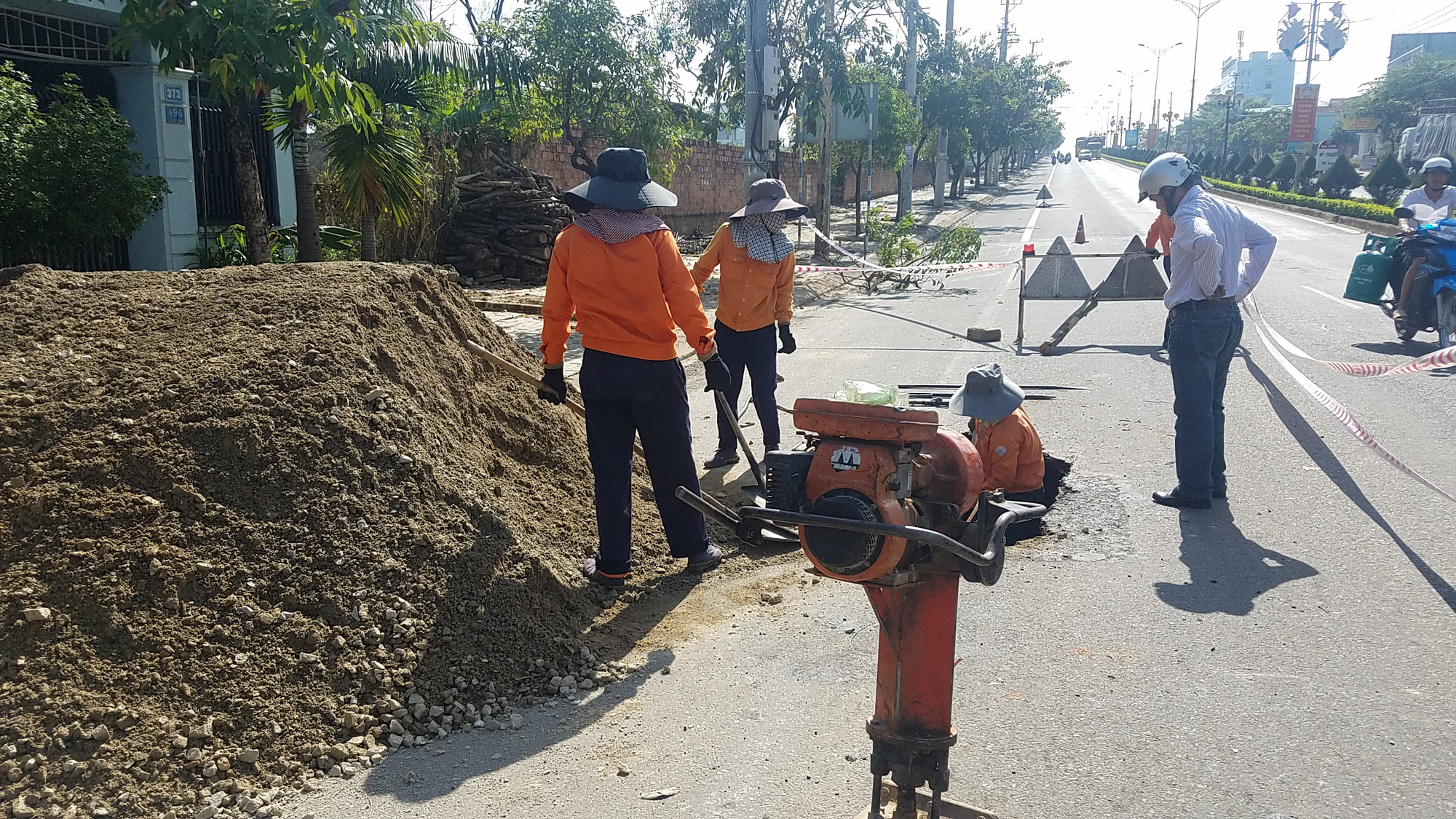 Hố tử thần nguy hiểm chết người xuất hiện trên đường Hồ Chí Minh - Ảnh 4.