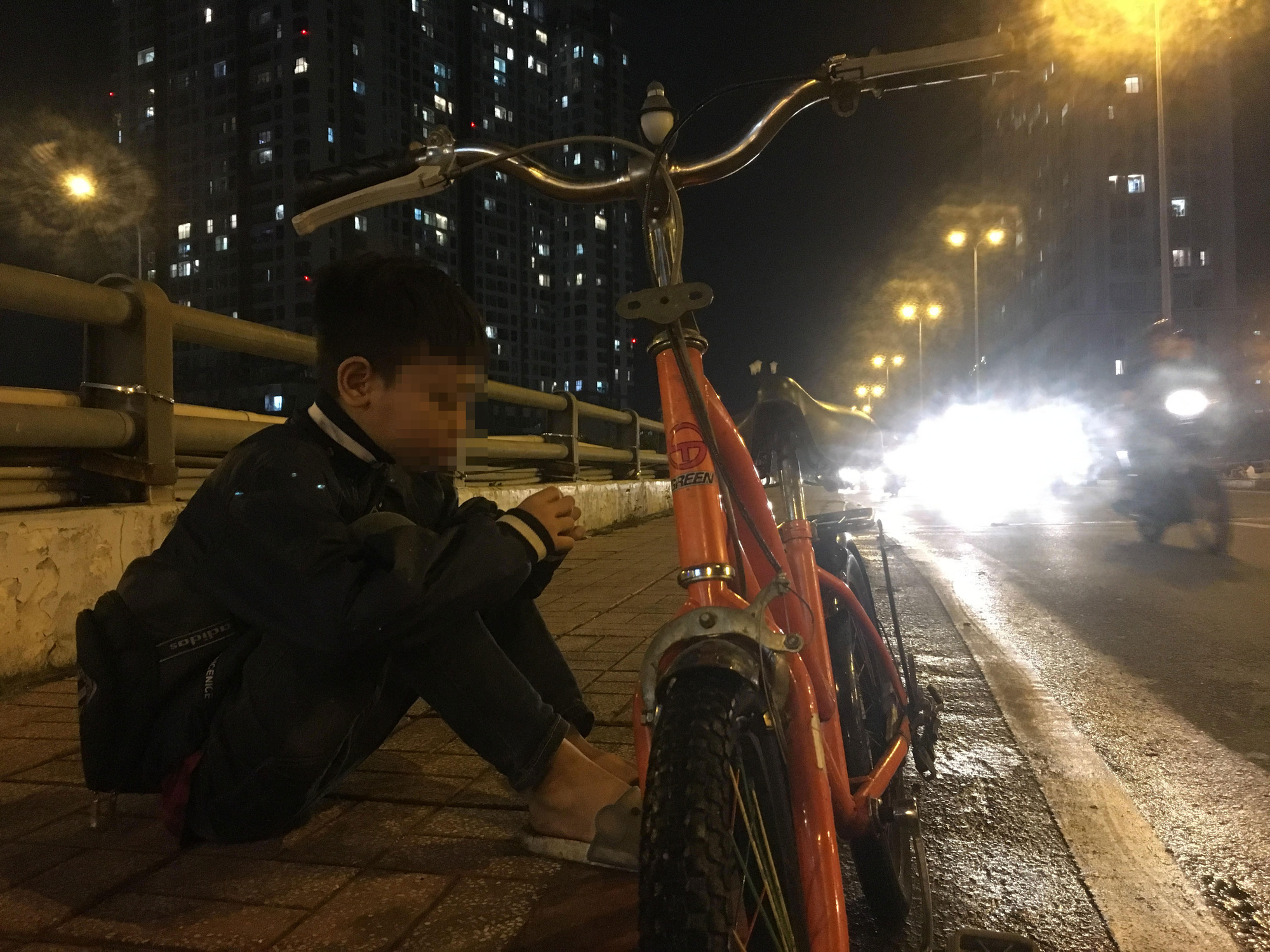 Công khai đày đọa trẻ em giữa phố: Ngỡ ngàng kẻ đứng sau! - Ảnh 2.