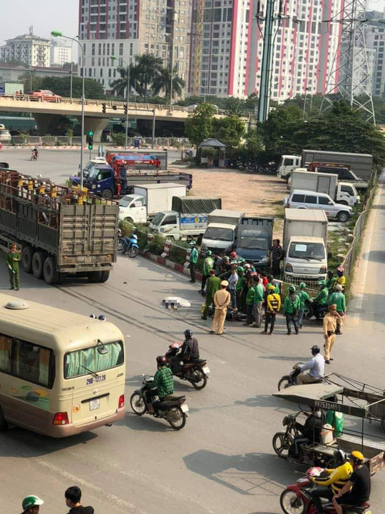 Va chạm mạnh với xe đầu k&eacute;o, c&ocirc; g&aacute;i 19 tuổi ng&atilde; văng xuống đường tử vong - Ảnh 1.