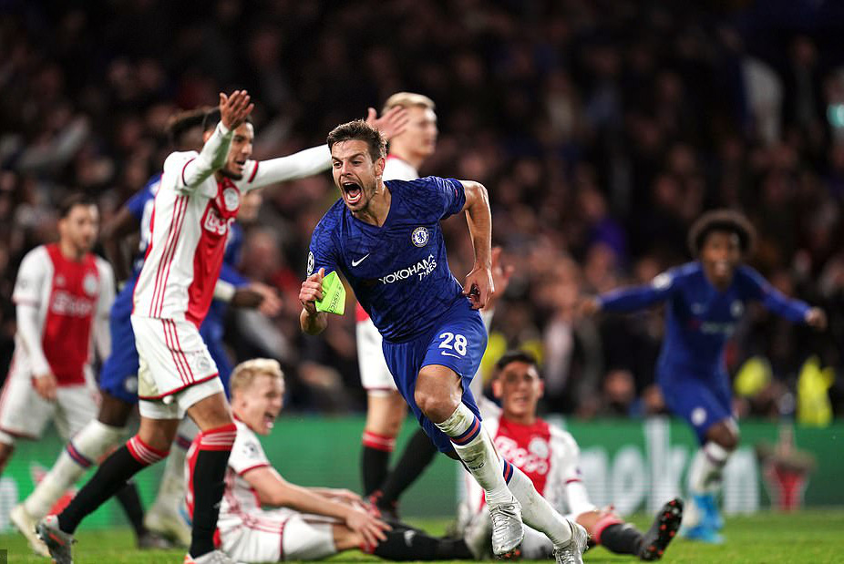 Sao trẻ Abraham quyết ghi b&agrave;n, Chelsea mơ so&aacute;n ng&ocirc;i Man City - Ảnh 2.