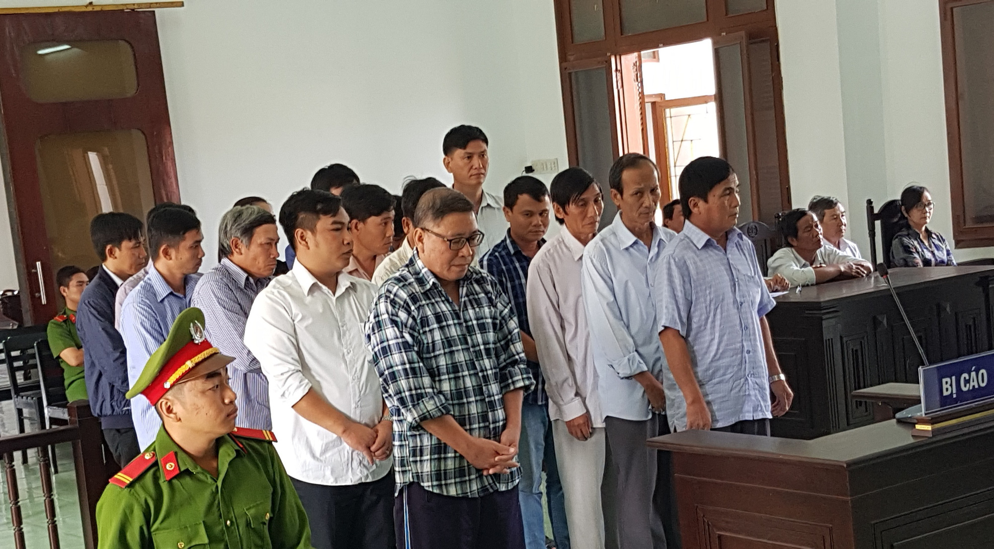 Nhà máy lọc dầu Vũng Rô: Chủ đầu tư rút, hàng loạt cán bộ huyện hầu tòa