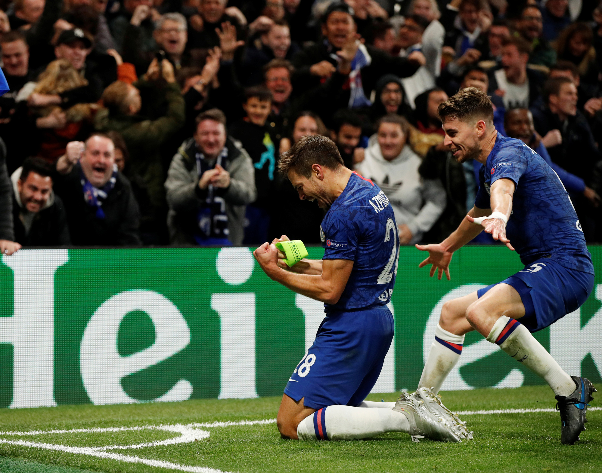 Trọng t&agrave;i xuống tay 2 thẻ đỏ, Chelsea cầm h&ograve;a Ajax 8 b&agrave;n thắng - Ảnh 3.