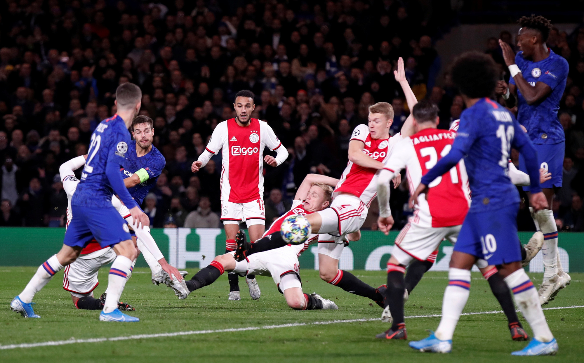 Trọng tài "xuống tay" 2 thẻ đỏ, Chelsea cầm hòa Ajax 8 bàn thắng
