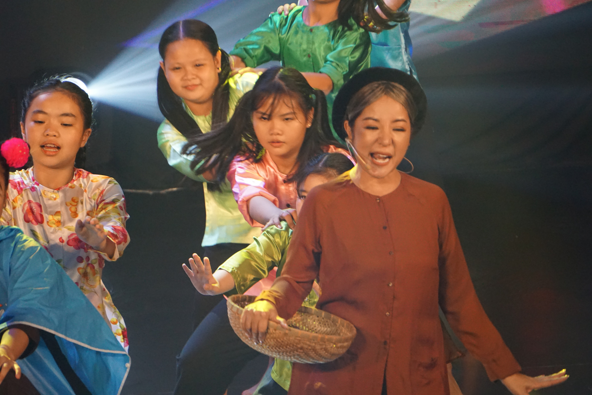NSND Hồng Vân hóa thân hồn ma nghệ sĩ trong live show Thúy Nga - Ảnh 2.