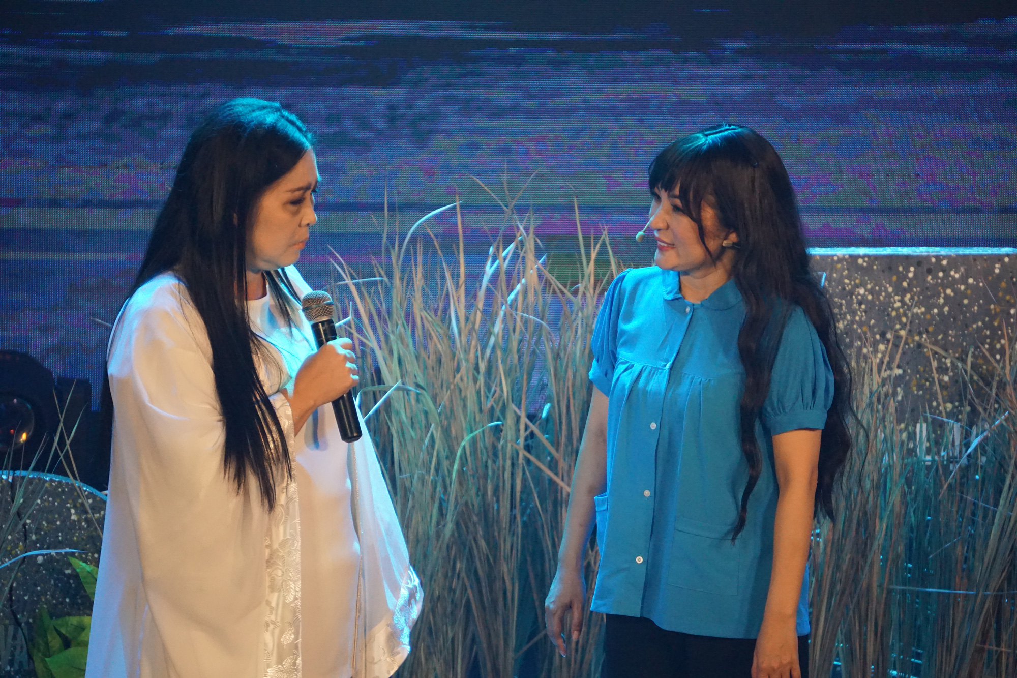NSND Hồng Vân hóa thân hồn ma nghệ sĩ trong live show Thúy Nga