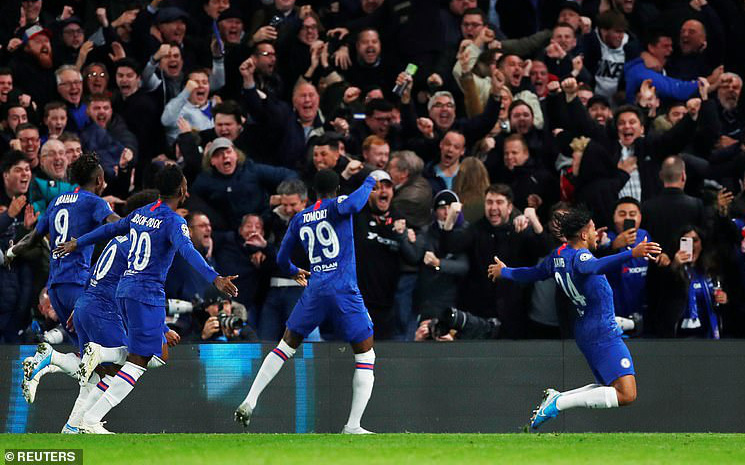 Sao trẻ Abraham quyết ghi b&agrave;n, Chelsea mơ so&aacute;n ng&ocirc;i Man City - Ảnh 5.