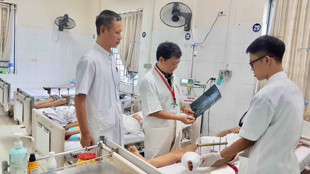 Rút xương cá bị hóc xong, người phụ nữ suýt mất mạng vì lý do hiếm gặp