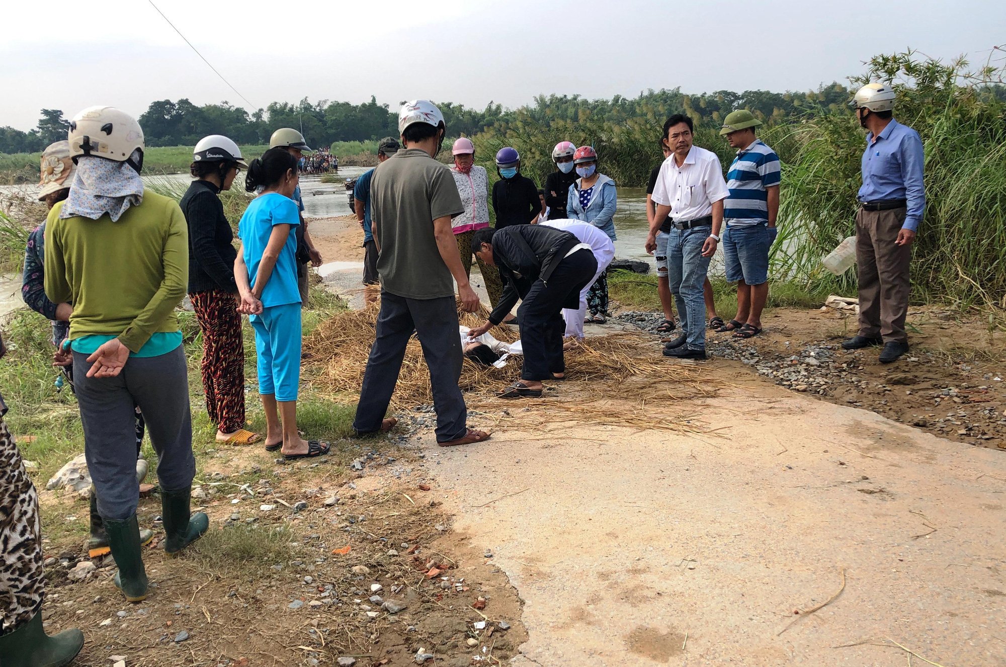 Ch&iacute;nh quyền địa phương cấm đ&ograve; v&ocirc; cảm, người d&acirc;n liều m&igrave;nh lội s&ocirc;ng chết đuối thương t&acirc;m - Ảnh 3.