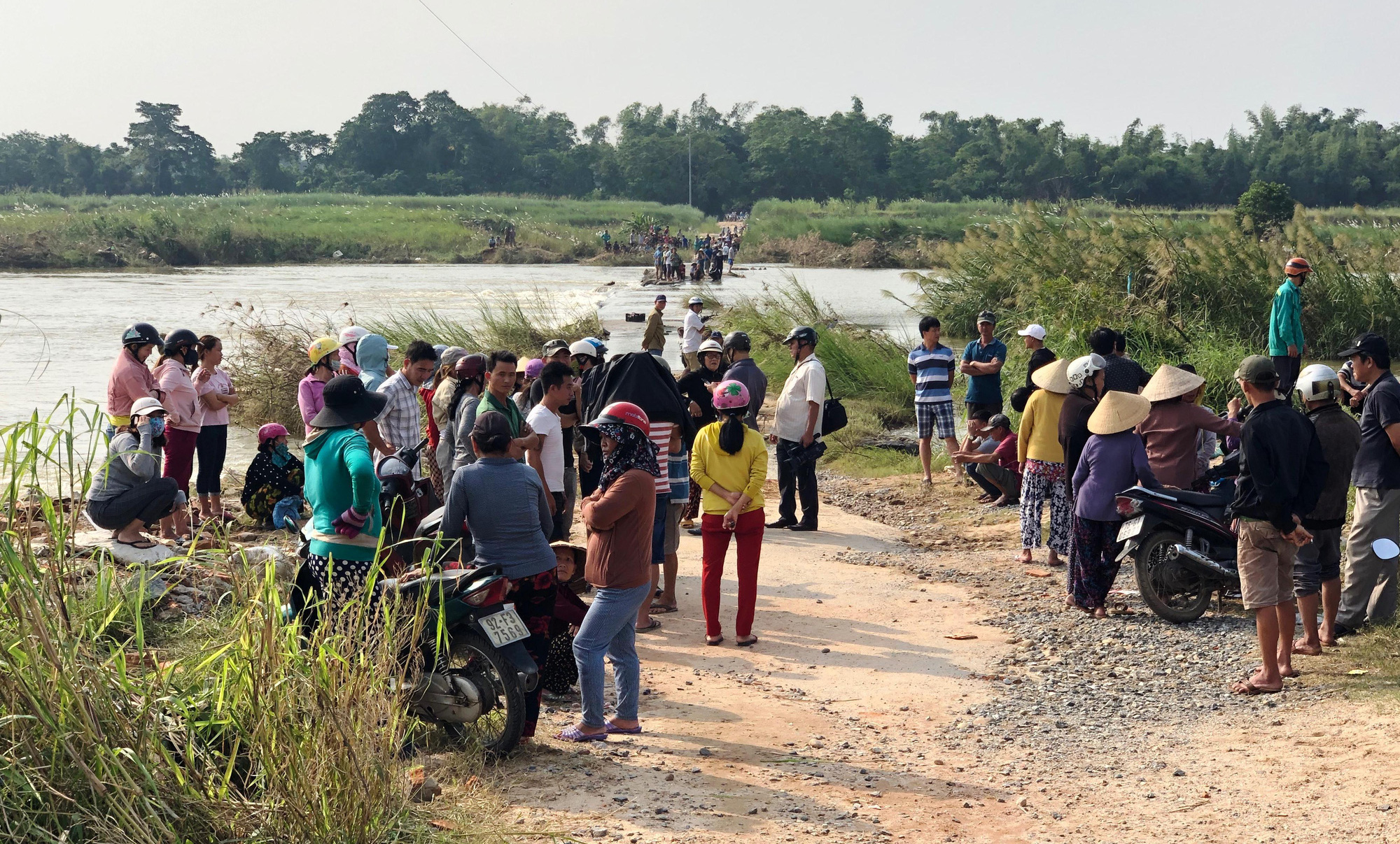 Chính quyền địa phương cấm đò "vô cảm", người dân liều mình lội sông chết đuối thương tâm