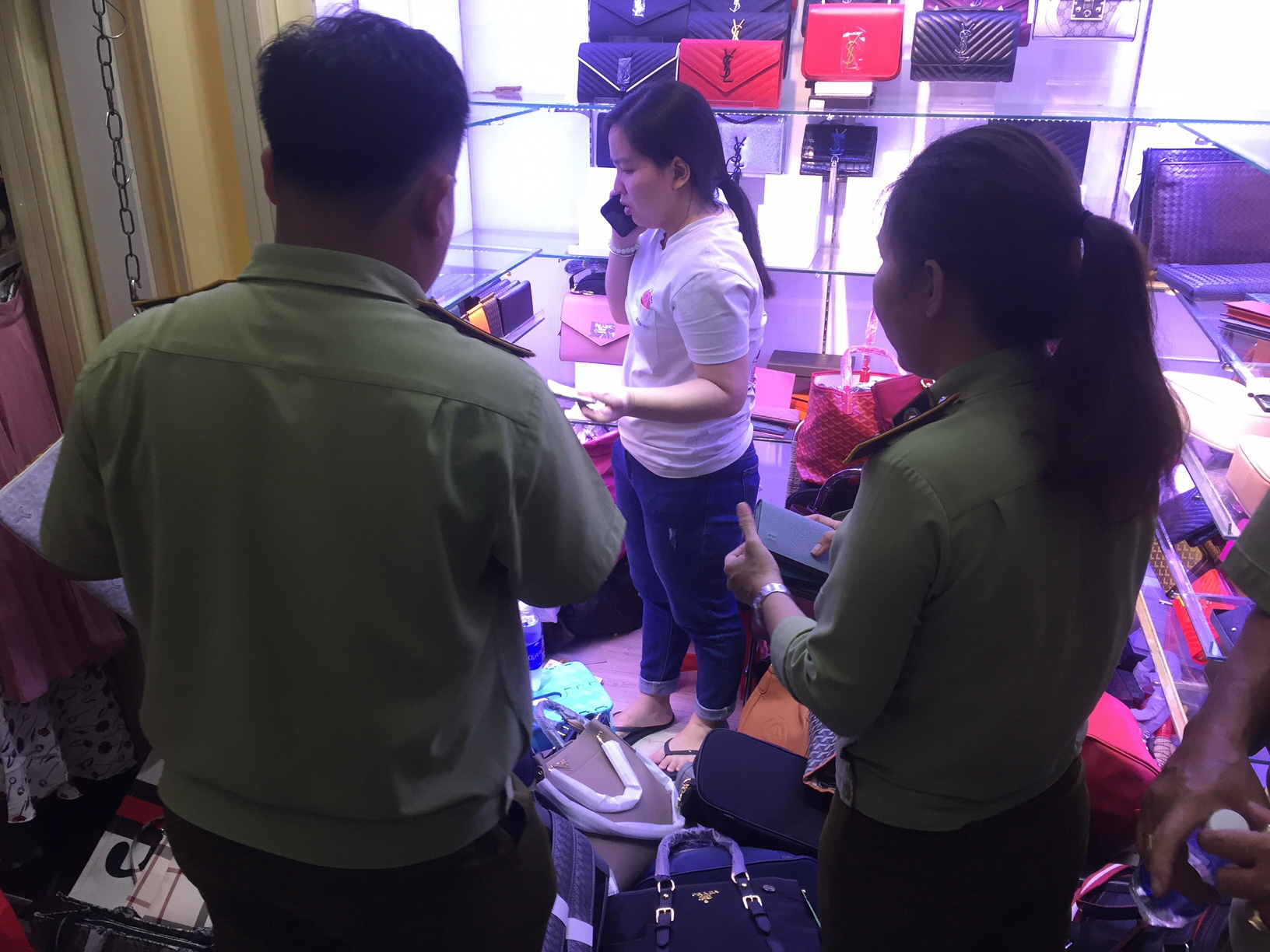 Quản l&yacute; thị trường đồng loạt kiểm tra ở chợ Bến Th&agrave;nh v&agrave; S&agrave;i G&ograve;n Square - Ảnh 3.