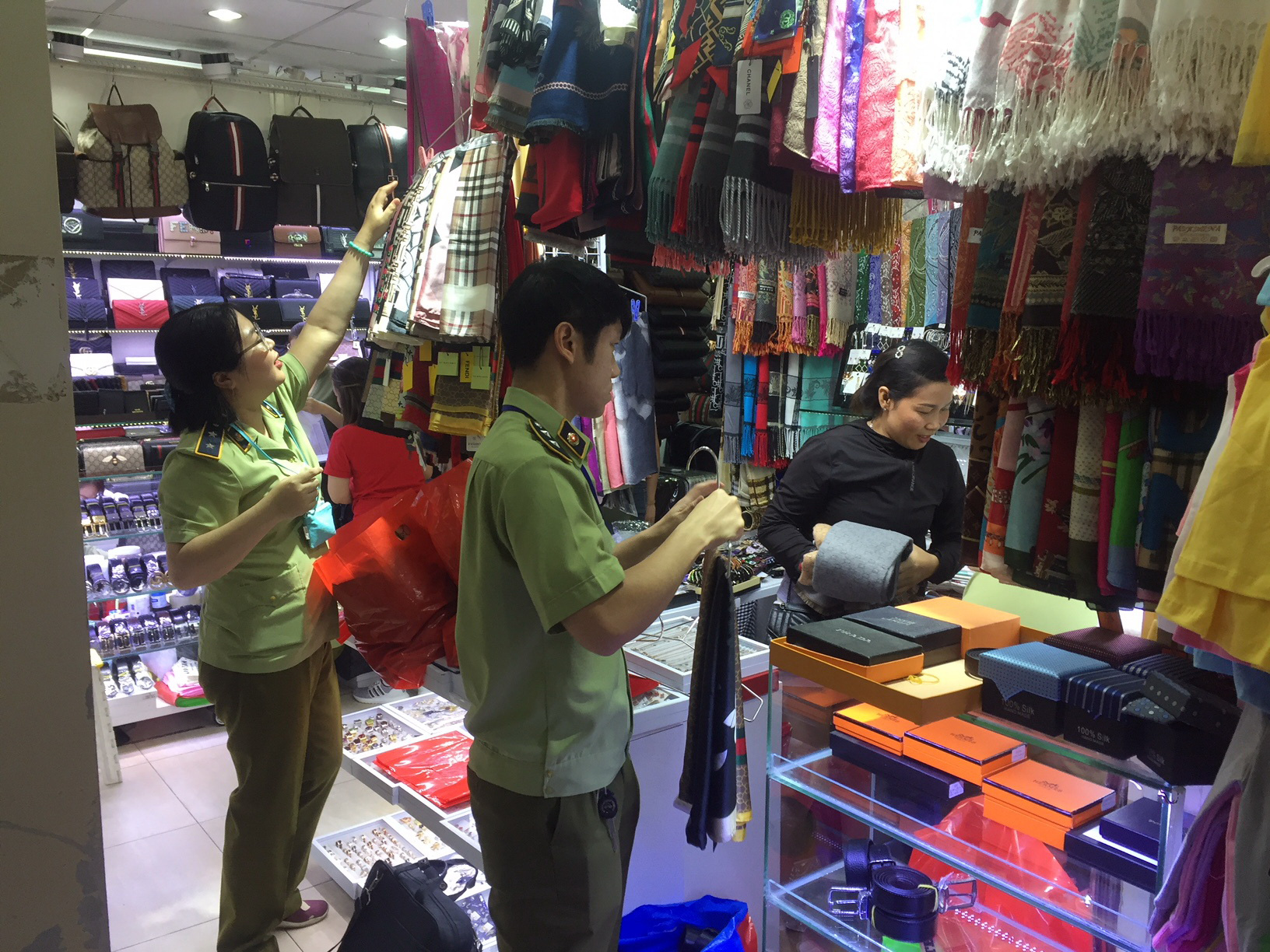 Quản l&yacute; thị trường đồng loạt kiểm tra ở chợ Bến Th&agrave;nh v&agrave; S&agrave;i G&ograve;n Square - Ảnh 5.